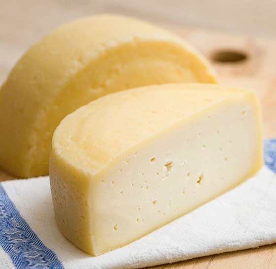 Queijo com furinhos faz mal? Saiba o que são e como identificar